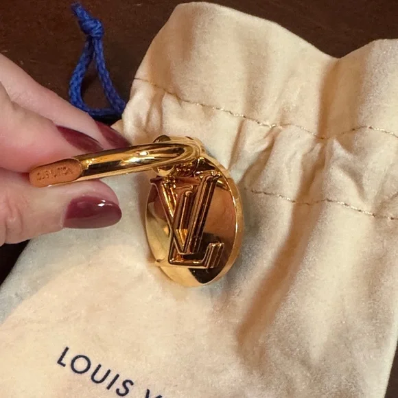 Louis Vuitton gold (heavy) ring holder. Brand new. Never used. - Picture 4 of 5